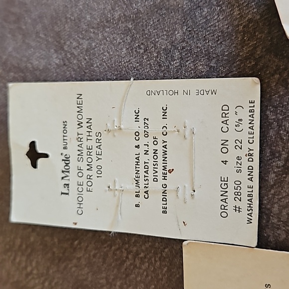 3/$30 VTG LA MODE Peach Acrylic Four Hole Buttons 7/8" and 5/8" - Picture 6 of 6